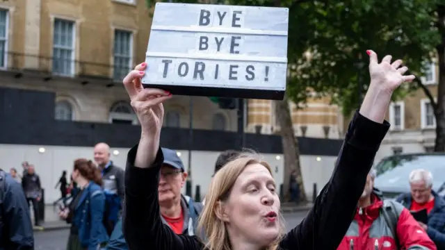  தொழிலாளர் கட்சி ஆதரவாளர்கள் நடத்திய பேரணி