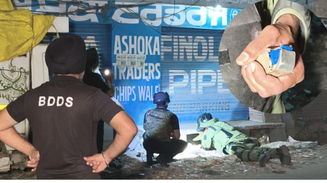 ਰਾਤ ਨੂੰ ਦੁਕਾਨ ਬਾਹਰ ਜਾਂਚ ਕਰ ਰਹੇ ਸੁਰੱਖਿਆ ਬਲ 