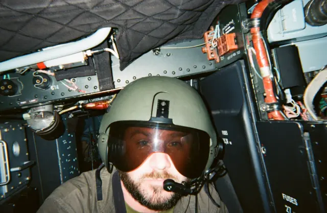 Військовий в шоломі 