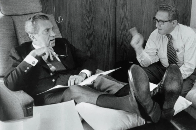 Kissinger en discussions avec le président Nixon