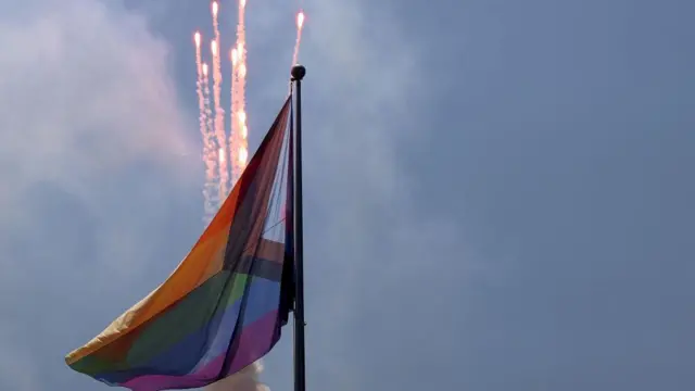 پرچم افتخار LGBTQ+ پیش از بازی بین تیم‌های سیتل ساندرز و پورتلند تیمبرز در ۳ ژوئن ۲۰۲۳ در ورزشگاه لومن فیلد در سیتل واشنگتن به اهتزاز درمی‌آید.