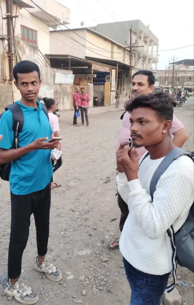  હજારો યુવાનો નોકરી માટે સુરત અને વાપી માટે ટ્રેન પકડે છે