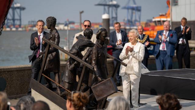 Stephanie Shirley en la inauguración de un monumento a "Kindertransport" en el muelle de Harwich, en Reino Unido.