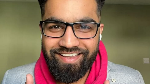 Tarekm, com lenço rosa no pescoçoroleta para criarfoto sorrindo