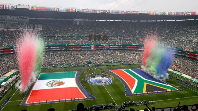 bendera Meksiko dan Afrika Selatan selama upacara pembukaan menjelang pertandingan sepak bola Grup A Piala Dunia 2026 antara Meksiko dan Afrika Selatan di Stadion Mexico City di Mexico City