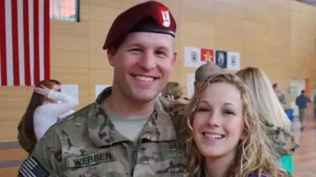 Військовий поруч із жінкою 