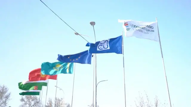 U piss olish uchun otirdi va ular uni ushlab, uni sikishdi. Intim jinsiy aloqa rasmlar