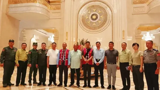 ဒါက မြောက်ပိုင်းညီနောင်သုံးဖွဲ့ရဲ့ ၁၀၂၇ စစ်ဆင်ရေးနောက်ပိုင်း ရှမ်းပြည်နယ်ဝန်ကြီးချုပ်အနေနဲ့ ဝနဲ့ မိုင်းလားကို ပထမဆုံးအကြိမ် သွားတာဖြစ်ပါတယ်။