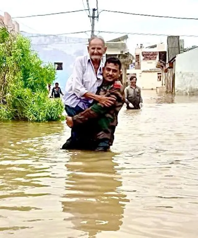 જામનગરમાં ઠેર ઠેર પાણી ભરાયેલાં હોવાને કારણે લોકોને બચાવવા માટે સેનાને ઉતારવામાં આવી છે.