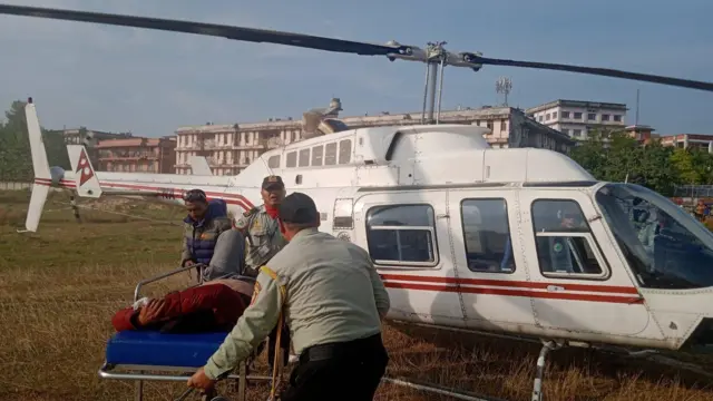 हेलिकप्टरबाट उद्धार गरिँदै