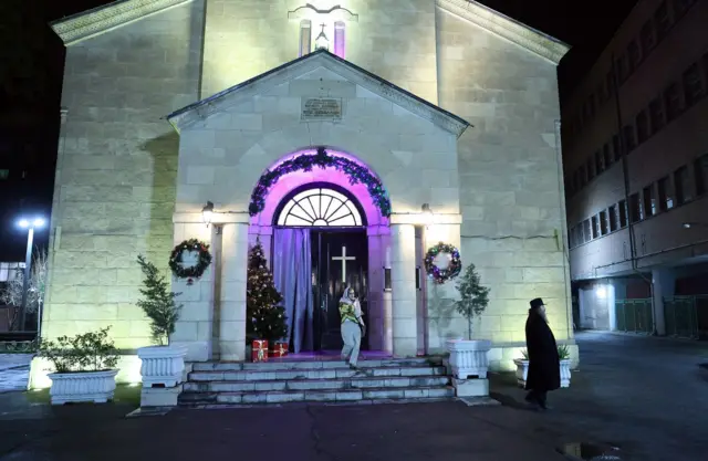 مراسم کم سروصدای مسیحیان ایران در کلیسای سنت مری در تهران