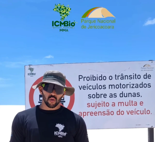 Vídeos nas páginas do ICMBio e placas no local orientam sobre a proibição de veículos motorizados sobre as dunas