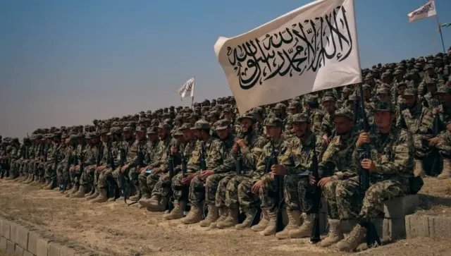 د طالبانو دفاع وزارت وايي، د ملي اردو د منسبوبینو شمېر د ۱۵۰ زرو او ۲۰۰ زرو ترمنځ دی