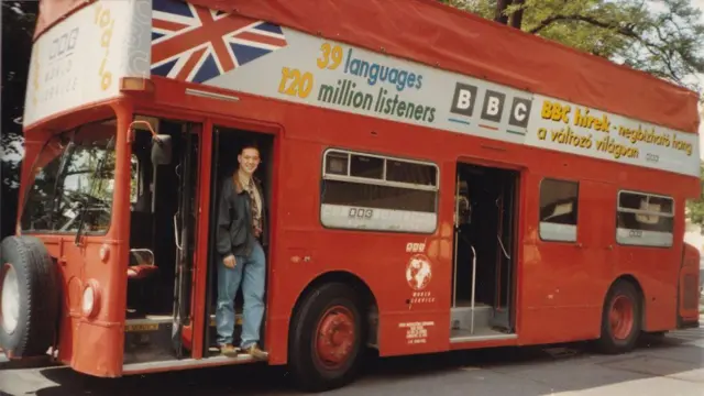 Heckenast László (a képen) egy londoni emeletes buszon.