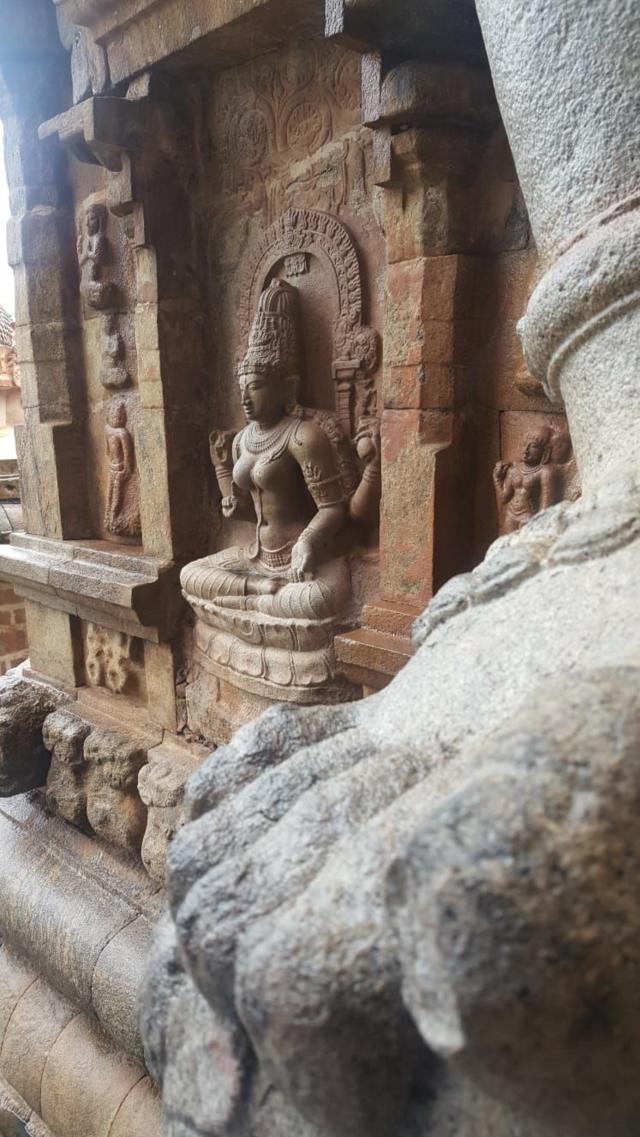 கொள்ளிட ஆற்றில் வடபுற தடத்தில் உள்ள அணைக்கரை, வேம்புக்குடி வாசல் பகுதியில் நீரியல் பண்புகளான நீரோட்டம்,நீரோட்ட வேகம், மற்றும் ஆற்றின் போக்கு அடிப்படையிலும் இயற்கையானது ஆகும். தென்புறத் தடம் அதன் அமைப்பின் அடிப்படையில் செயற்கையாகவே உருவாக்கப்பட்டுள்ளது என்பதை மண் அடுக்குகள் ஆய்வின் மூலம் தெரிந்து கொள்ள முடிகிறது. கொள்ளிடத்தின் மீது மனித ஆற்றல் ஆதிக்கம் செலுத்தியுள்ளது இதன் மூலம் தெளிவாக அறிய முடியும் . நீரியல் தன்மையை தளர்த்தி நீர் நிலையியல் தன்மை புகுத்தப்பட்டுள்ளது உறுதிப்படுத்தப்படுகிறது. அந்த ஆதிக்கத்தை செலுத்தியது ராஜேந்திர சோழன்  என்பதால் தான் கொள்ளிடம் ராஜேந்திர சோழ பேராறு என அழைக்கப்படுகிறது . அந்த இடத்தில் மரக்கலன்களுக்கு ஆற்றுத் துறையை உருவாக்கி நீர் வழித்தடத்தில் கூடுதல் வசதியை  மேம்படுத்தியதே இதற்கு காரணம் வணிக நகரமாக அமைக்கப்பட்டு உருவாக்கப்பட்ட இடத்தில் கடற்பயணத்திற்கு ஏதுவான உள்நாட்டு நீர் வழித்தடமும் அமைக்கப்பட்டு அது நிலவழி பெருவழிகளோடு இணைக்கப்பட்டிருக்கிறது. இவ்வாறு ராஜேந்திர சோழன் கங்கைகொண்ட சோழபுரத்தை தலைநகராக மாற்றியதுடன் மக்களின் பொருளாதாரம் மேன்மை பெறுவதற்கும் படைகள் போர்களுக்கு சென்று வர நிலவழி மற்றும் நீர் வழித்தடங்களை நேர்த்தியாக உருவாக்கியதை மண் ஆய்வுகளுடனும் தெளிவாக பொறியாளர் கோமகன் விவரித்து முடித்தார்.