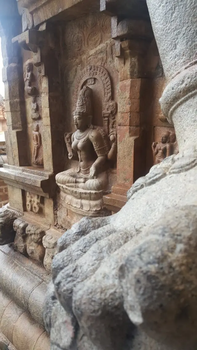 கொள்ளிட ஆற்றில் வடபுற தடத்தில் உள்ள அணைக்கரை, வேம்புக்குடி வாசல் பகுதியில் நீரியல் பண்புகளான நீரோட்டம்,நீரோட்ட வேகம், மற்றும் ஆற்றின் போக்கு அடிப்படையிலும் இயற்கையானது ஆகும். தென்புறத் தடம் அதன் அமைப்பின் அடிப்படையில் செயற்கையாகவே உருவாக்கப்பட்டுள்ளது என்பதை மண் அடுக்குகள் ஆய்வின் மூலம் தெரிந்து கொள்ள முடிகிறது. கொள்ளிடத்தின் மீது மனித ஆற்றல் ஆதிக்கம் செலுத்தியுள்ளது இதன் மூலம் தெளிவாக அறிய முடியும் . நீரியல் தன்மையை தளர்த்தி நீர் நிலையியல் தன்மை புகுத்தப்பட்டுள்ளது உறுதிப்படுத்தப்படுகிறது. அந்த ஆதிக்கத்தை செலுத்தியது ராஜேந்திர சோழன் என்பதால் தான் கொள்ளிடம் ராஜேந்திர சோழ பேராறு என அழைக்கப்படுகிறது . அந்த இடத்தில் மரக்கலன்களுக்கு ஆற்றுத் துறையை உருவாக்கி நீர் வழித்தடத்தில் கூடுதல் வசதியை மேம்படுத்தியதே இதற்கு காரணம் வணிக நகரமாக அமைக்கப்பட்டு உருவாக்கப்பட்ட இடத்தில் கடற்பயணத்திற்கு ஏதுவான உள்நாட்டு நீர் வழித்தடமும் அமைக்கப்பட்டு அது நிலவழி பெருவழிகளோடு இணைக்கப்பட்டிருக்கிறது. இவ்வாறு ராஜேந்திர சோழன் கங்கைகொண்ட சோழபுரத்தை தலைநகராக மாற்றியதுடன் மக்களின் பொருளாதாரம் மேன்மை பெறுவதற்கும் படைகள் போர்களுக்கு சென்று வர நிலவழி மற்றும் நீர் வழித்தடங்களை நேர்த்தியாக உருவாக்கியதை மண் ஆய்வுகளுடனும் தெளிவாக பொறியாளர் கோமகன் விவரித்து முடித்தார்.