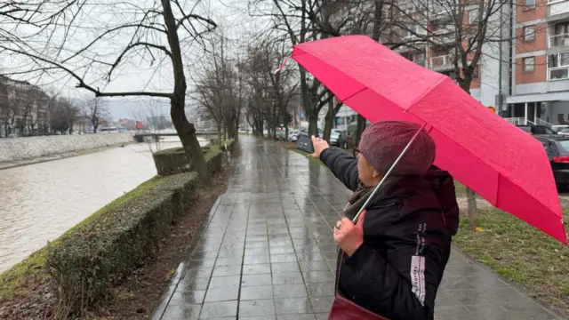 Edina Kamenica pokazuje na most preko kojeg je prešla na teritoriju pod kontrolom Armije BIH nakon što je proterana iz njenog doma u Kovačićima