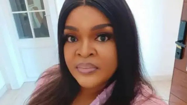 Gbajumọ oṣere to jade laye Allwell Ademola n woye ninu aworan yii 