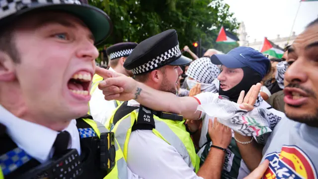 Полицейские и протестующие лицом к лицу на акции 6 сентября