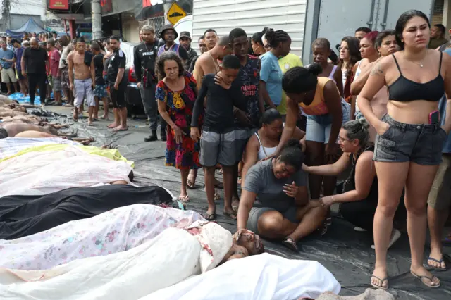 Familiares choram ao reconhecer corpos no Complexo do Alemão