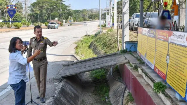 လူကုန်ကူးသတိပေးချက်ဗီနိုင်းတွေ ချိတ်ဆွဲထားတဲ့ မဲ‌ဆောက်စစ်ဆေးရေးဂိတ်