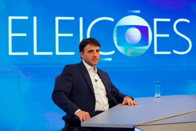 Renan Santos na bancada da Globo