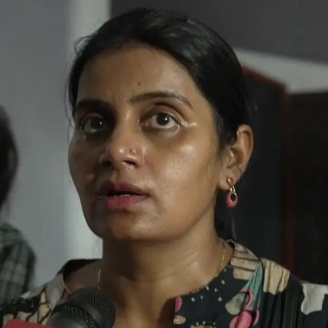 चश्मदीद शशिबाला का दावा है कि फ़ायर ब्रिगेड की टीम 30 से 40 मिनट की देरी से पहुंची