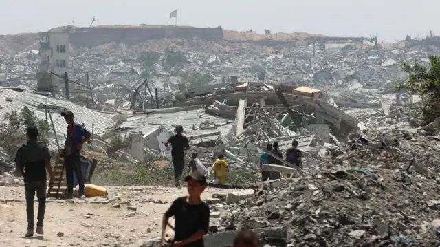 علم إسرائيلي يرفرف في الريح من موقع عسكري إسرائيلي يُطل على حي التفاح بمدينة غزة في 14 أغسطس/آب 2025، بعد أكثر من 22 شهرًا من الحرب بين إسرائيل وحركة حماس الفلسطينية المسلحة.