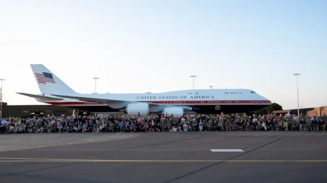 Uummata walitti qabamuun xiyyaara adii barreeffama "United States of America" jedhu ofirraa qabu daawwataa jiran.