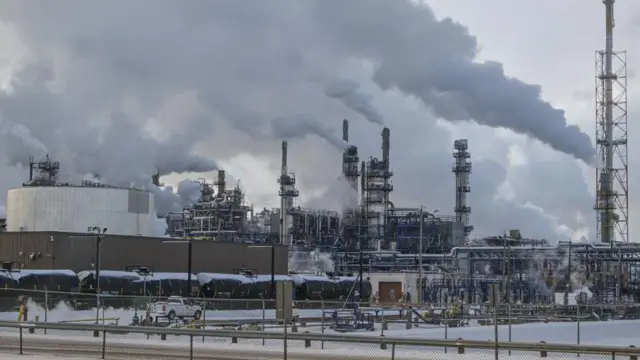 На снимке, сделанном 3 февраля 2025 года с улицы Энтони Хендей-Драйв в Эдмонтоне (провинция Альберта, Канада), виден нефтеперерабатывающий завод Suncor Energy в условиях сильных морозов, когда температура опускается ниже -32 °C.