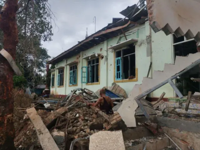 ဗုံးကြဲပြီးတဲ့နောက် ပျက်စီးပွားတဲ့ ကျောင်းဝင်းအတွင်းအခြေအနေ 