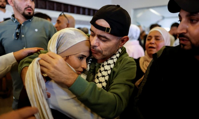 Sarılan bir kadın ve adam oldukça duygusal görünüyorlar.