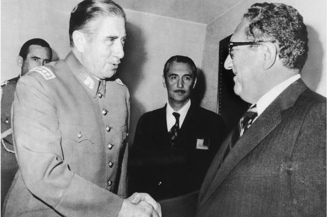 Henry Kissinger salue le général Augusto Pinochet en 1976