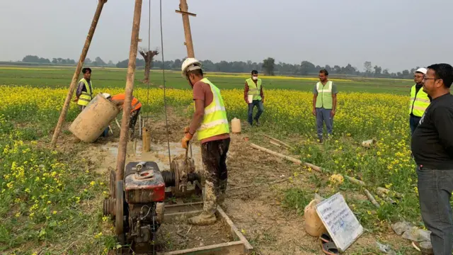 गत वर्ष नवलपरासी (बर्दघाट सुस्ता पश्चिम) जिल्लामा विद्युत् प्रसारण लाइनका लागि टावर निर्माणस्थलको भू-प्राविधिक परीक्षण सुरु गरिँदै