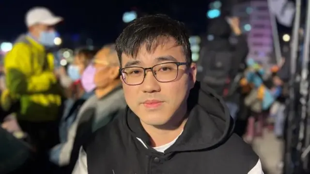 คนรุ่นใหม่ในไต้หวันไม่พึงพอใจกับปัญหาทางเศรษฐกิจที่ต้องเผชิญอยู่ ไม่ว่าจะเป็นค่าแรงตกต่ำ และขาดแคลนที่อยู่อาศัยที่ราคาเอื้อมถึง