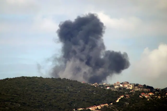 تصاعد أعمدة الدخان جراء قصف إسرائيلي في لبنان