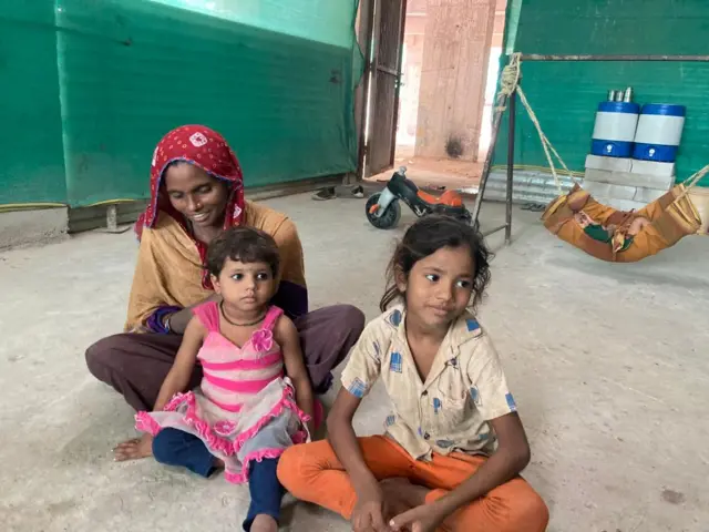 શર્મિલાબહેન બાળકો સાથે