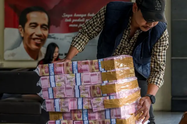 Tak hanya mengubah cara birokrasi bekerja supaya lebih efektif serta efisien, pemerintahan Jokowi turut mengonsolidasikan strategi dengan baku dan terpusat, seperti saat membuat Satuan Tugas (Satgas) Percepatan Investasi atau ketika merilis aturan berjilid-jilid guna memenuhi target kenaikan peringkat Ease of Doing Business (EODB)—kemudahan berusaha—yang disusun Bank Dunia.