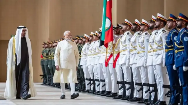पंतप्रधान नरेंद्र मोदींचे शुक्रवारी अबू धाबीत आगमन. विमानतळावर त्यांना 'गार्ड ऑफ ऑनर' देऊन सन्मानित करण्यात आले.