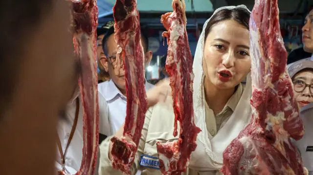 Wakil Menteri Perdagangan (Wamendag) Dyah Roro Esti Widya Putri meninjau harga bahan pokok di Pasar Cisalak, Kota Depok, Jawa Barat, Senin (09/02). Kunjungan ke pasar tersebut untuk memantau serta memastikan komoditas bahan pokok seperti beras, minyak goreng, daging, telur dan ayam potong stabil dan stok aman jelang bulan suci Ramadhan 1447 H.