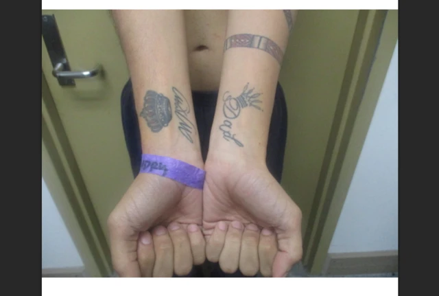 Muñecas con tatuajes de Andry Hernández.