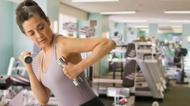 स्नायू टिकवण्यासाठी वजनं उचलण्याचे व्यायाम (फोर्स एक्सरसाईजेस) खूप महत्त्वाचे आहेत.