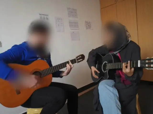 یکی از هنرآموزان موسیقی