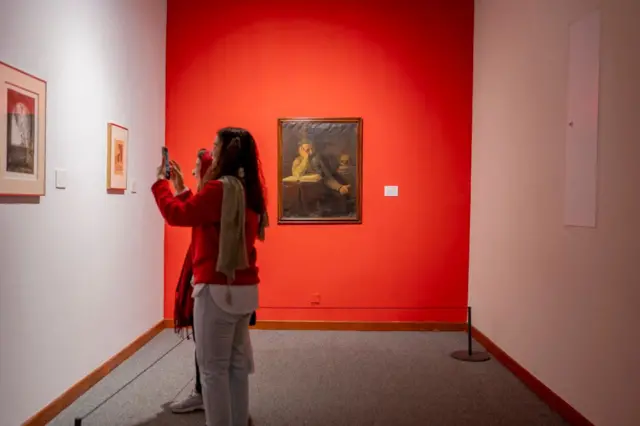 کامران دیبا می‌گوید برای کل آثار موزه هنرهای معاصر (خارجی و ایرانی) کمتر از چهار میلیون دلار هزینه کرده است