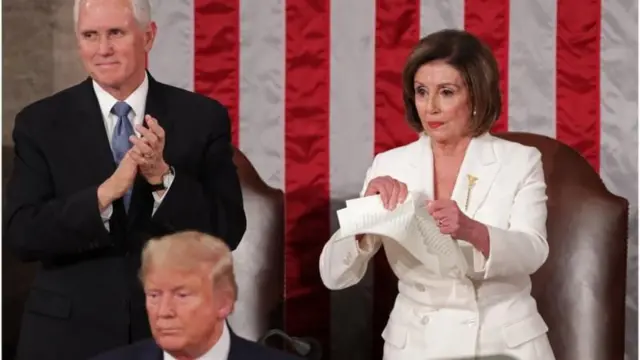 Нэнси Пелоси рвет текст с речью Трампа 