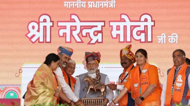 नरेंद्र मोदी प्रचारादरम्यान.