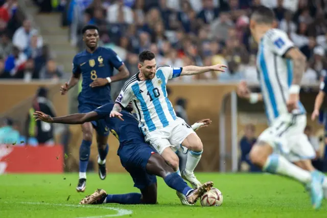 Lionel Messi (Argentine) est taclé par Dayot Upamecano (France) lors de la finale de la Coupe du Monde de la FIFA, Qatar 2022. 