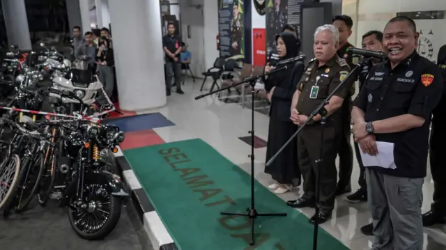 Direktur Penyidikan Jaksa Agung Muda Tindak Pidana Khusus (Jampidsus) Abdul Qohar (kanan) didampingi Kepala Pusat Penerangan Hukum (Kapuspenkum) Kejagung Harli Siregar (ketiga kanan) menyampaikan keterangan pers terkait perkembangan kasus dugaan suap di PN Jakpus, di Gedung Kejaksaan Agung, Jakarta, Selasa (15/4/2025).