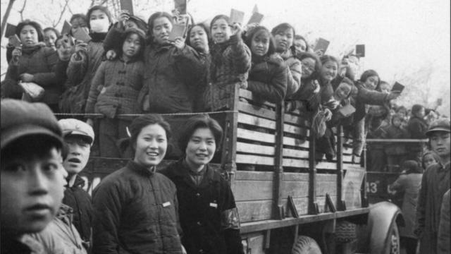 طلاب وافراد من الحرس الأحمر يلوحون بكتاب فكر ماو اثناء الثورة الثقافية في عام 1966
