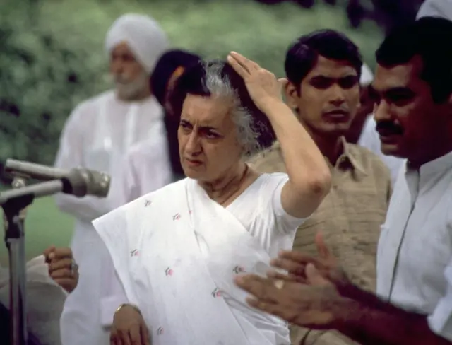 तत्कालीन प्रधानमंत्री इंदिरा गांधी.